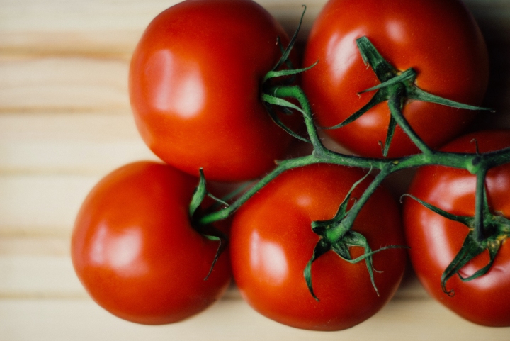 food-wood-tomatoes